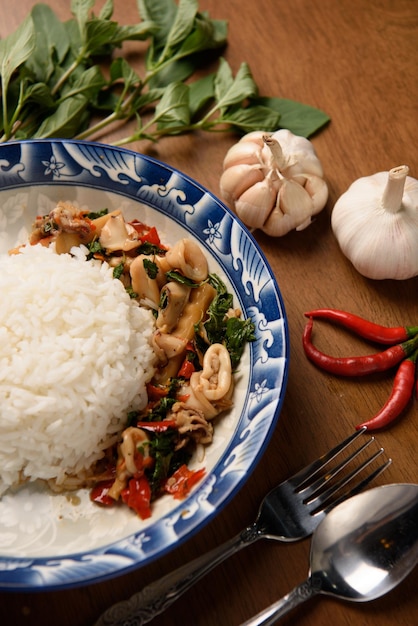 Foto roer gebakken basilicum met gehakte inktvis en ingrediënten in thaise stijl