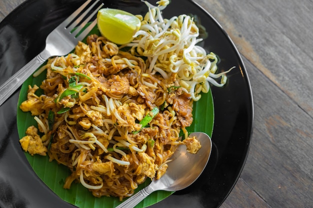 Foto roer gebakken noodle thaise korat-stijl