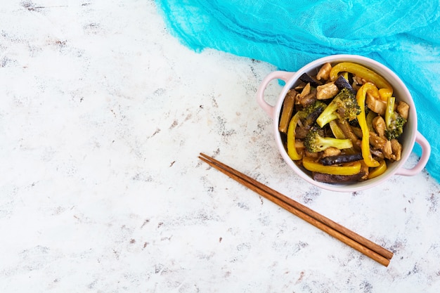 Roerbak kip, broccoli en peper achtergrond