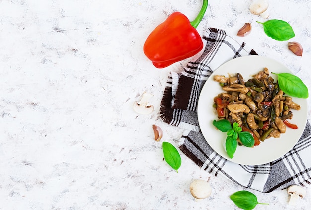 Roerbak Kip met paprika en erwten op wit