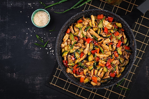 Roerbak met kip, courgette en paprika - Chinees eten. Bovenaanzicht, boven