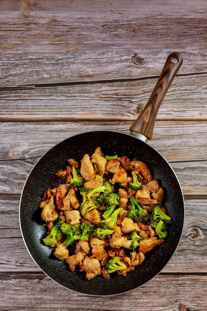 Roerbak met kip en broccoli in de wok. Chinees eten. Kopieer ruimte.