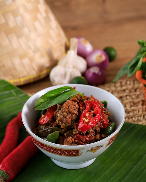 Roerbak Oncom (gefermenteerde sojaboon) met rode en groene chili. Sambal Oncom is typisch voedsel uit Sundanese, West Javam, Indonesië.