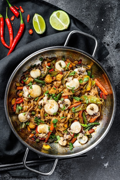 Foto roerbak udon-noedels met zeevruchten en groenten