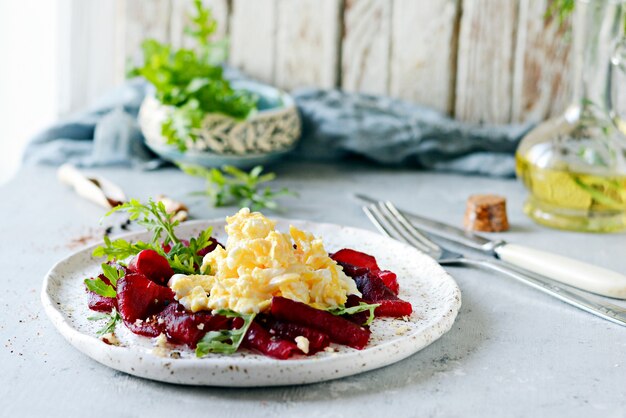 Roerei met carpaccio op een witte plaat