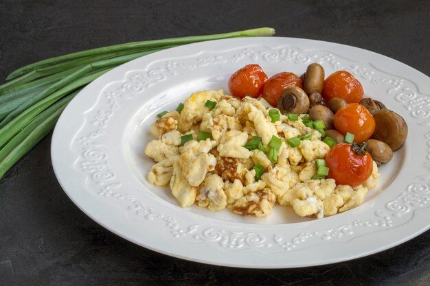 Roerei met champignons en kersen