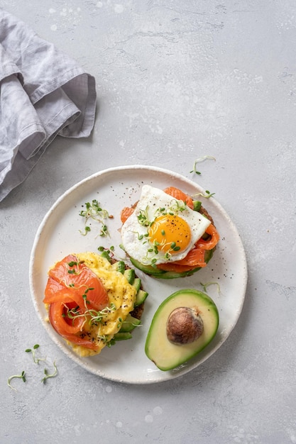 Roerei met gerookte zalm op toast ontbijt eten