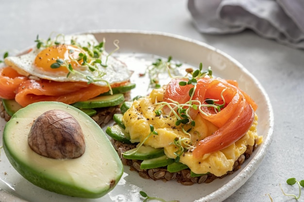 Roerei met gerookte zalm op toast ontbijt eten