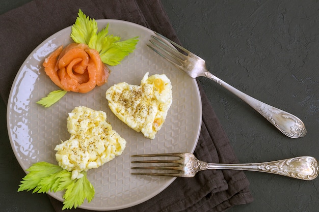 Roerei met gerookte zalm.