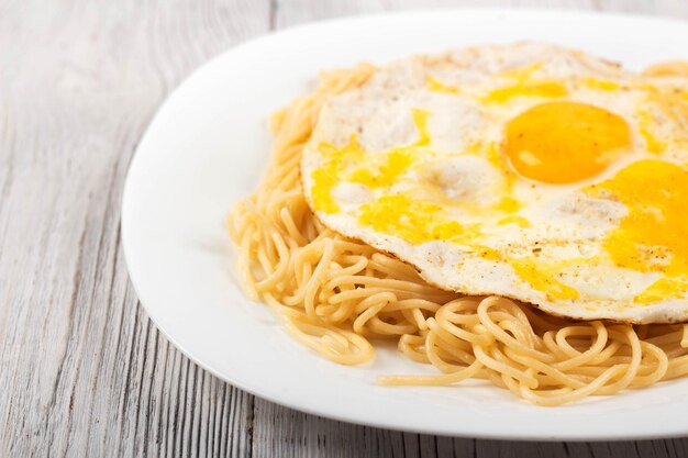 Roerei met pasta op een wit bord