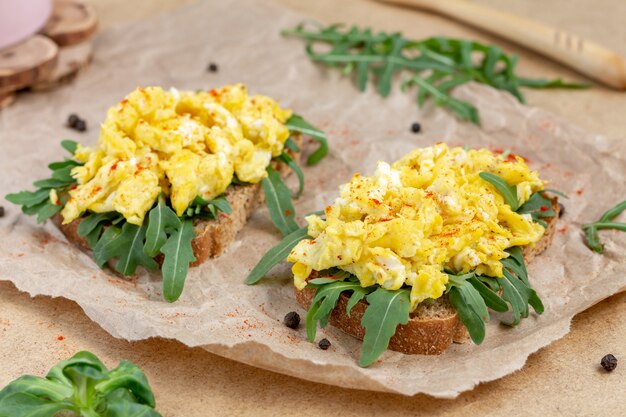 Roerei met rucola en brood