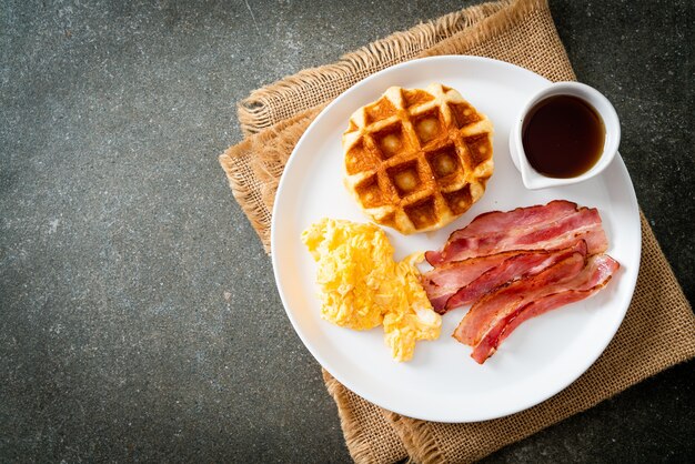 roerei met spek en wafel als ontbijt