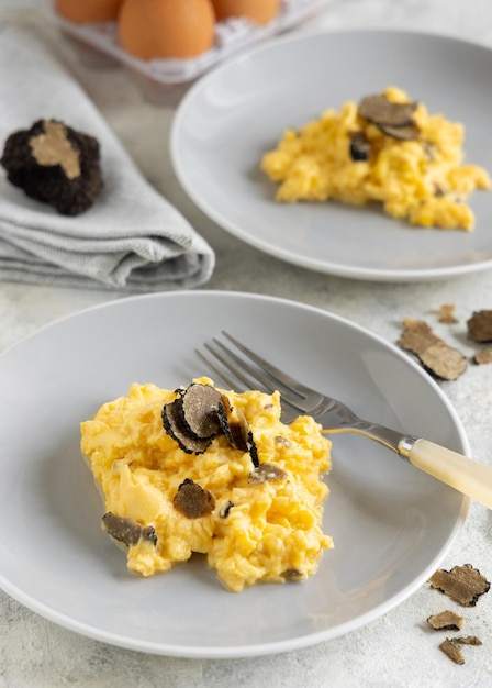 Roerei met verse zwarte truffels uit Italië geserveerd in een bord close-up gastronomisch ontbijt