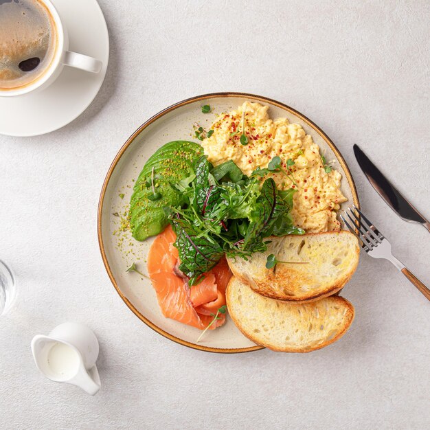 Foto roereieren ontbijt met zalm en avocado