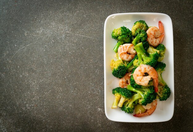 roergebakken broccoli met garnalen - huisgemaakte gerechten