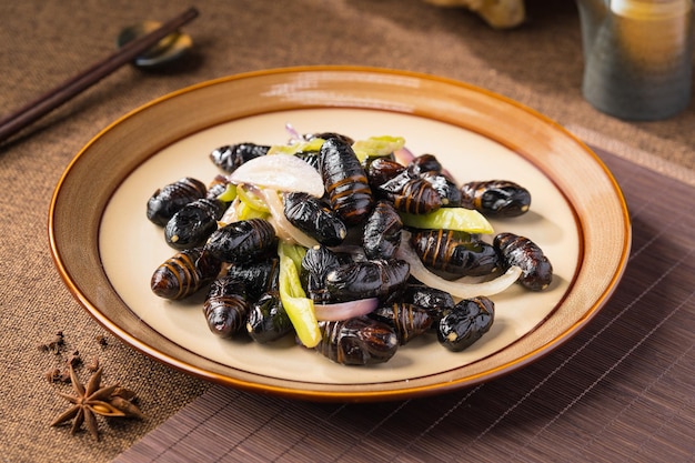 Roergebakken coconpoppen is een speciaal gerecht in het noordoosten van China