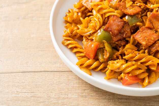 Roergebakken fusilli pasta met ham en tomatensaus