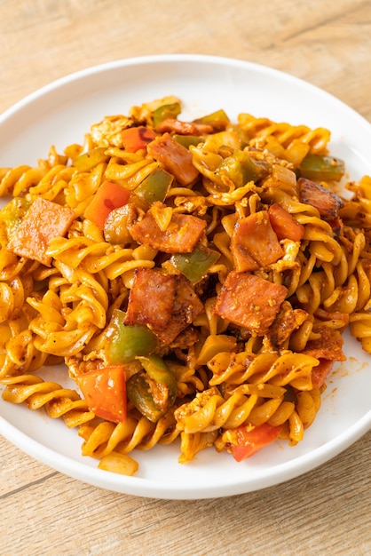 Roergebakken fusilli pasta met ham en tomatensaus