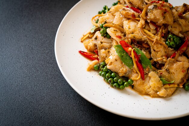 roergebakken heilige basilicum met vis en kruiden - Aziatisch eten