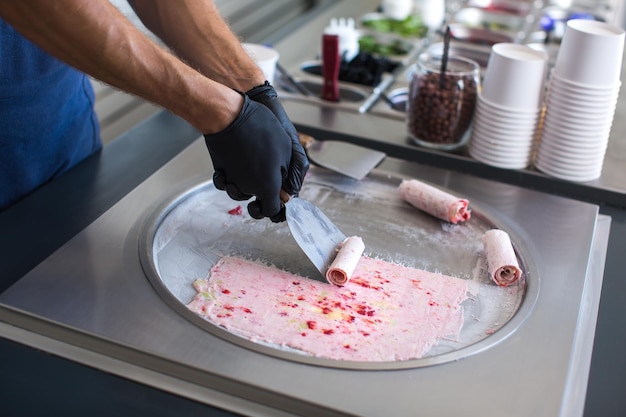 Roergebakken ijsbroodjes bij vriespan Gerold ijs met de hand gemaakt ijsdessert