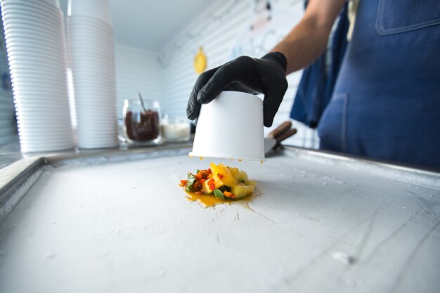 Roergebakken ijsrolletjes in de vriespan