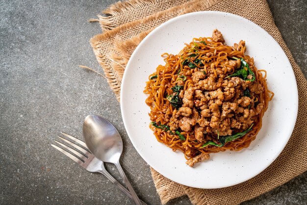 roergebakken instant noedels met Thaise basilicum en varkensgehakt