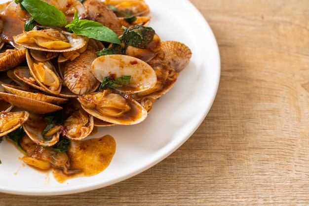 Roergebakken kokkels met geroosterde chilipasta