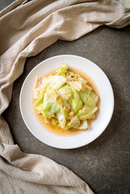 Roergebakken kool met vissaus