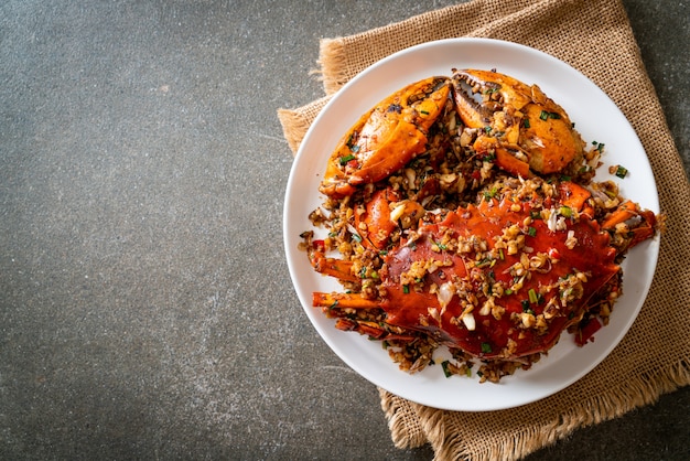 Roergebakken krab met pittig zout en peper - zeevruchtenstijl