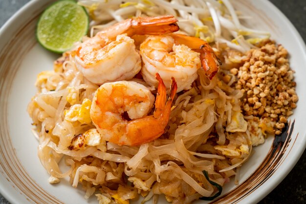 Roergebakken noedels met garnalen en spruitjes of pad thai - aziatisch eten