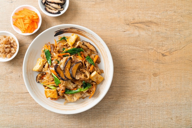 roergebakken noedels met tofu en groenten - veganistische en vegetarische eetstijl