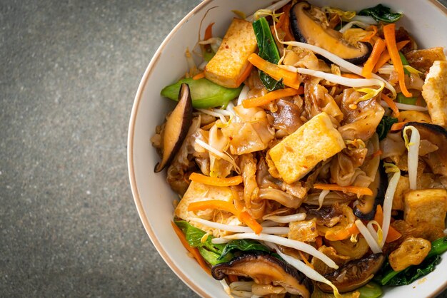 roergebakken noedels met tofu en groenten - veganistische en vegetarische eetstijl