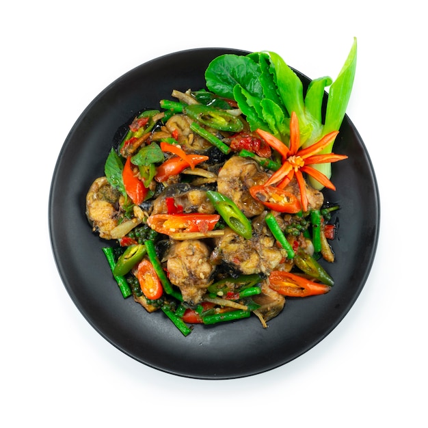 Roergebakken Pittige Meerval met Kruid Thai Food (Pad Cha) decoratie snijwerk Chili en groenten bovenaanzicht