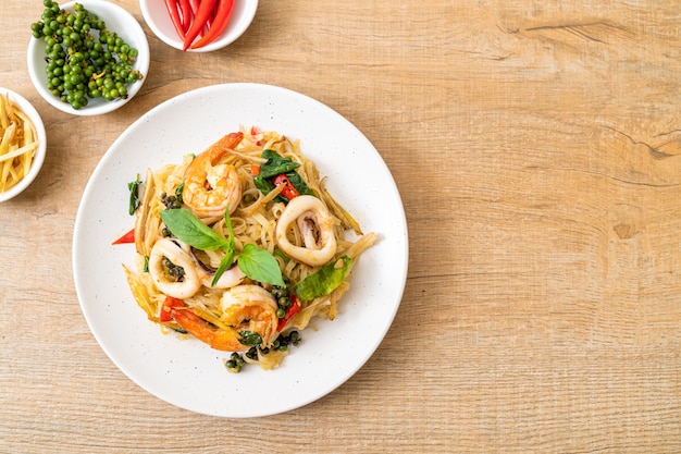 roergebakken pittige noedels met zeevruchten (Pad Cha Talay) - Thais eten