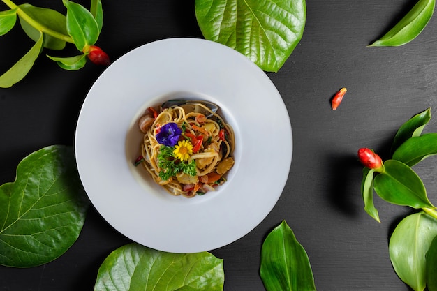 Roergebakken pittige spaghetti met zeevruchten