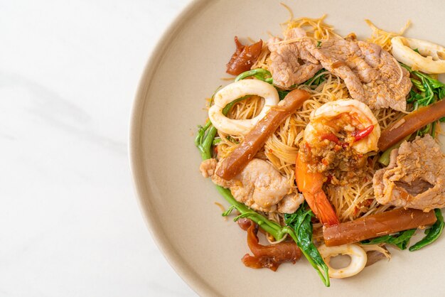 Roergebakken rijstvermicelli en watermimosa met gemengd vlees - Aziatisch eten