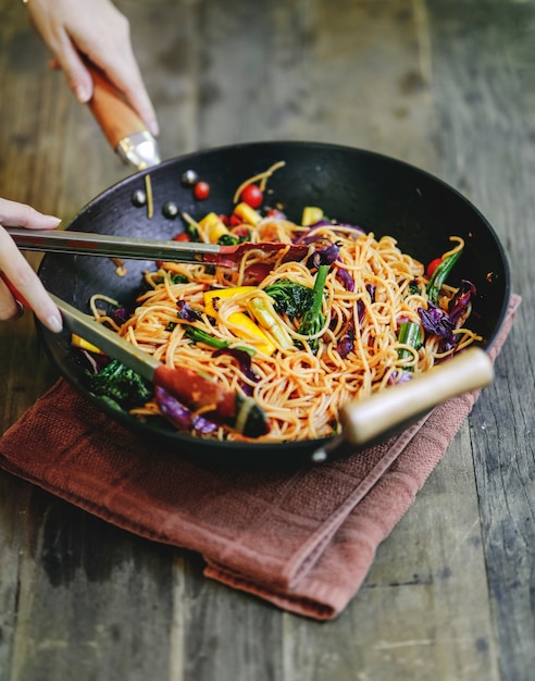 Roergebakken spaghetti met biologische groenten