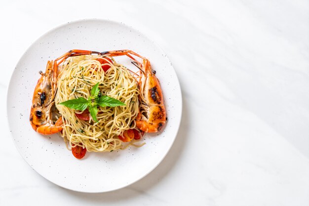 roergebakken spaghetti met gegrilde garnalen en tomaten