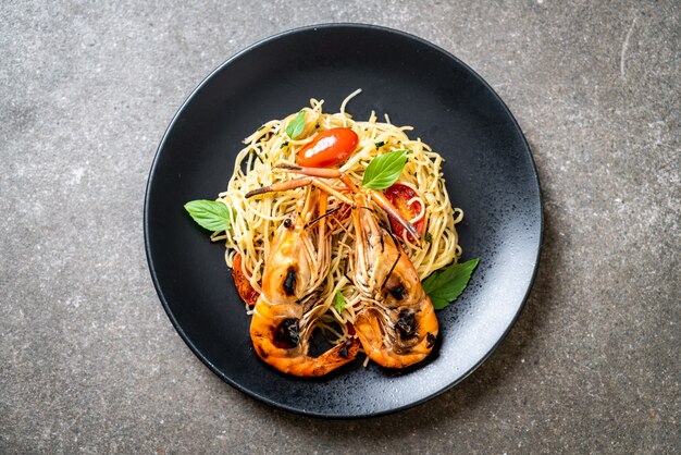 roergebakken spaghetti met gegrilde garnalen en tomaten