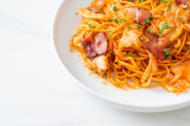 roergebakken spaghetti met kimchi en spek - fusion food style