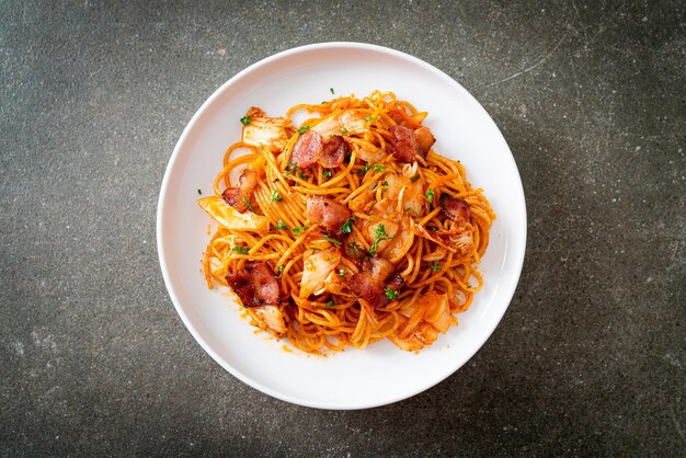 roergebakken spaghetti met kimchi en spek - fusion food style