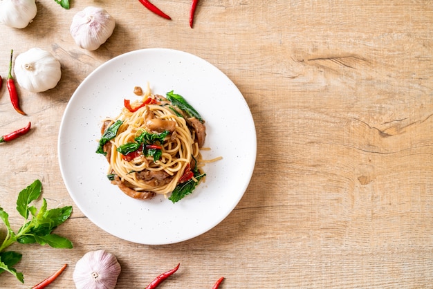 roergebakken spaghetti met kip en basilicum achtergrond