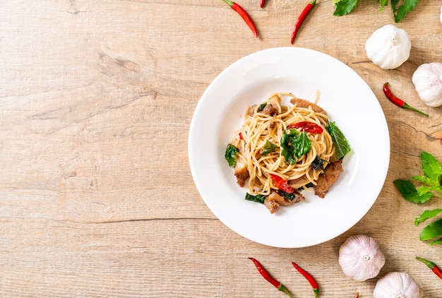 roergebakken spaghetti met kip en basilicum