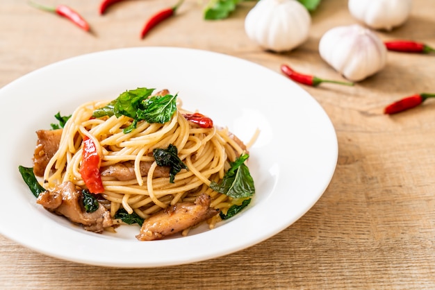 Roergebakken spaghetti met kip en basilicum