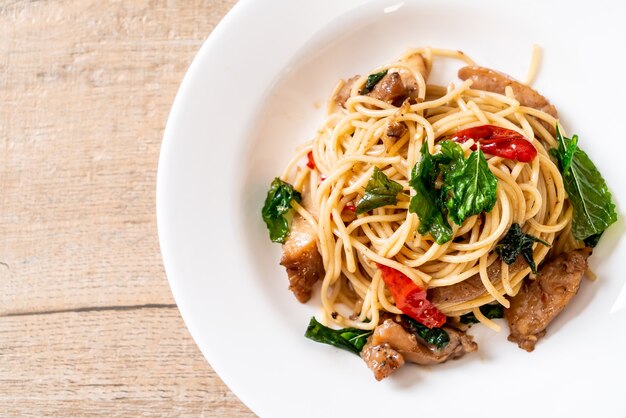 roergebakken spaghetti met kip en basilicum