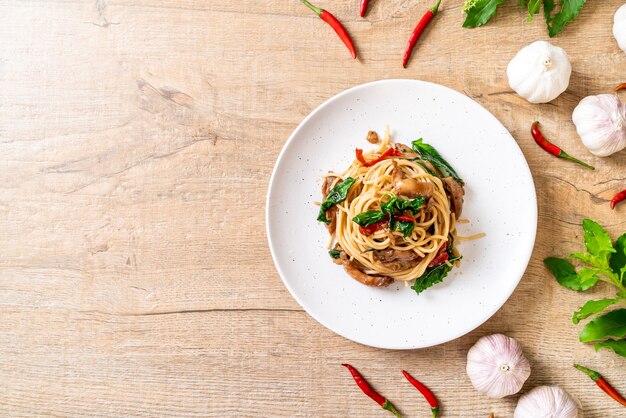 roergebakken spaghetti met kip en basilicum