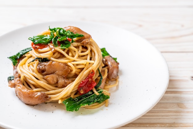 roergebakken spaghetti met kip en basilicum