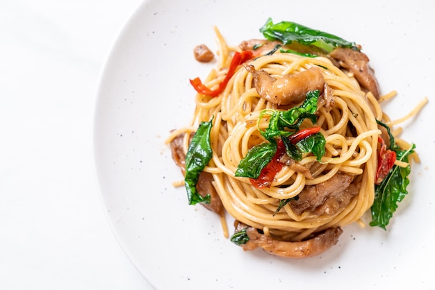 roergebakken spaghetti met kip en basilicum