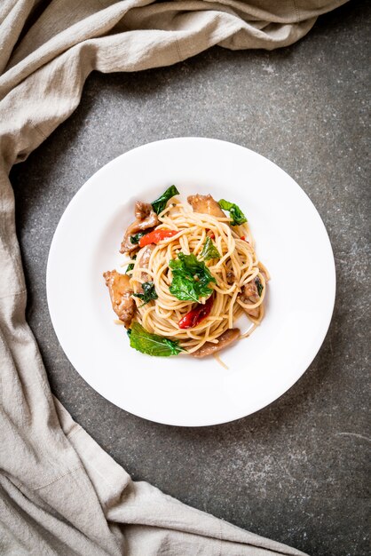 roergebakken spaghetti met kip en basilicum