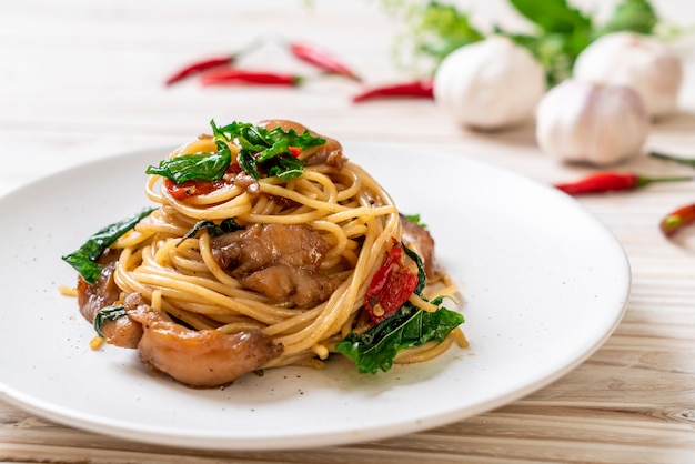 roergebakken spaghetti met kip en basilicum